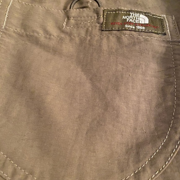 North Face Women’s Khaki Green Shorts, Size 6 - Picture 8 of 8